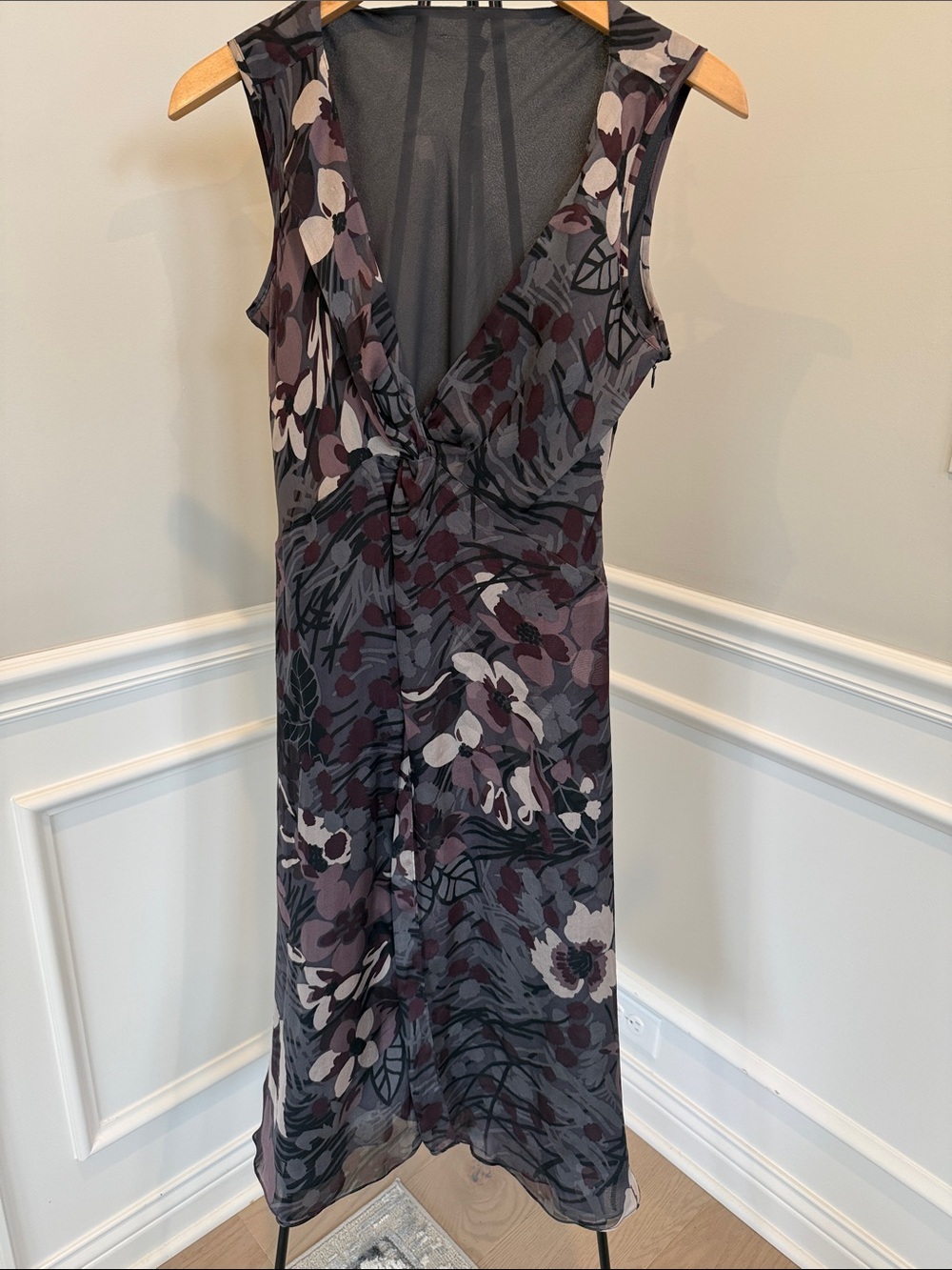 Sleeveless V-Neck Floral Midi Dress in Plum and Gray